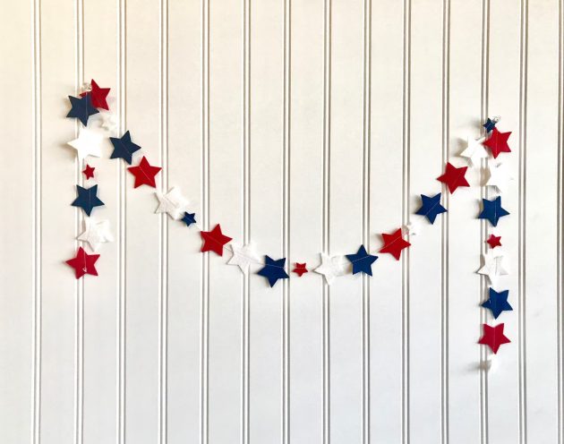 15 Festive 4th of July Garland Designs to Celebrate with Patriotism