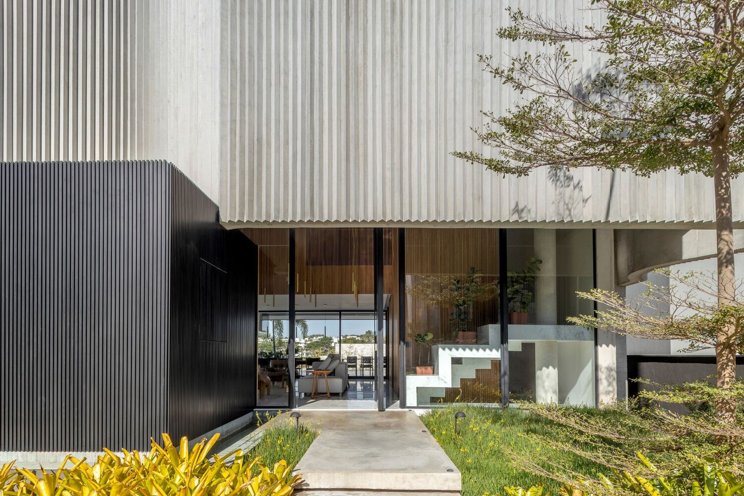 Pleated House by Leo Romano in Brazil