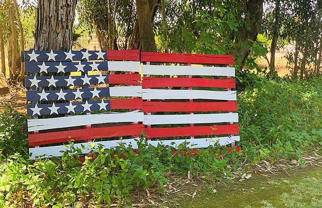 15 Easy DIY Pallet Flag Ideas for a Rustic 4th of July